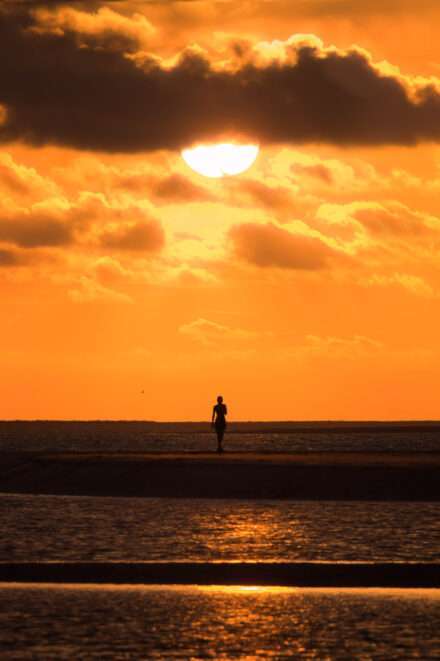 Niño jugando en la playa de fuego - Tumaco - Elkin Vallejo