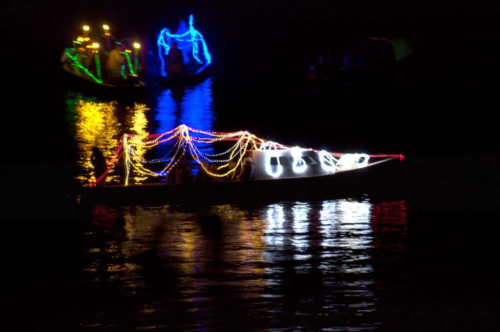Fotografía de Paisaje Nocturno en La Cocha: Lanchas Iluminadas
