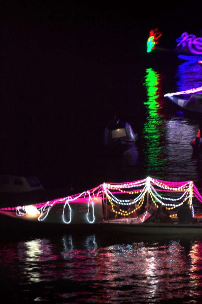 Fotografía de Paisaje Nocturno en La Cocha: Lanchas Iluminadas