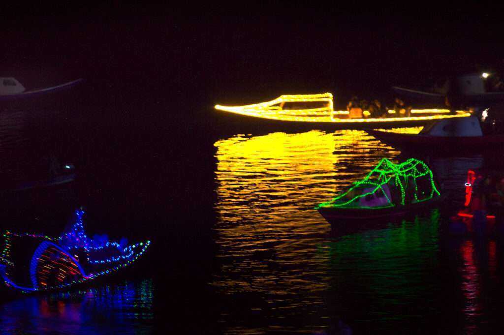 Fotografía de Paisaje Nocturno en La Cocha: Lanchas Iluminadas