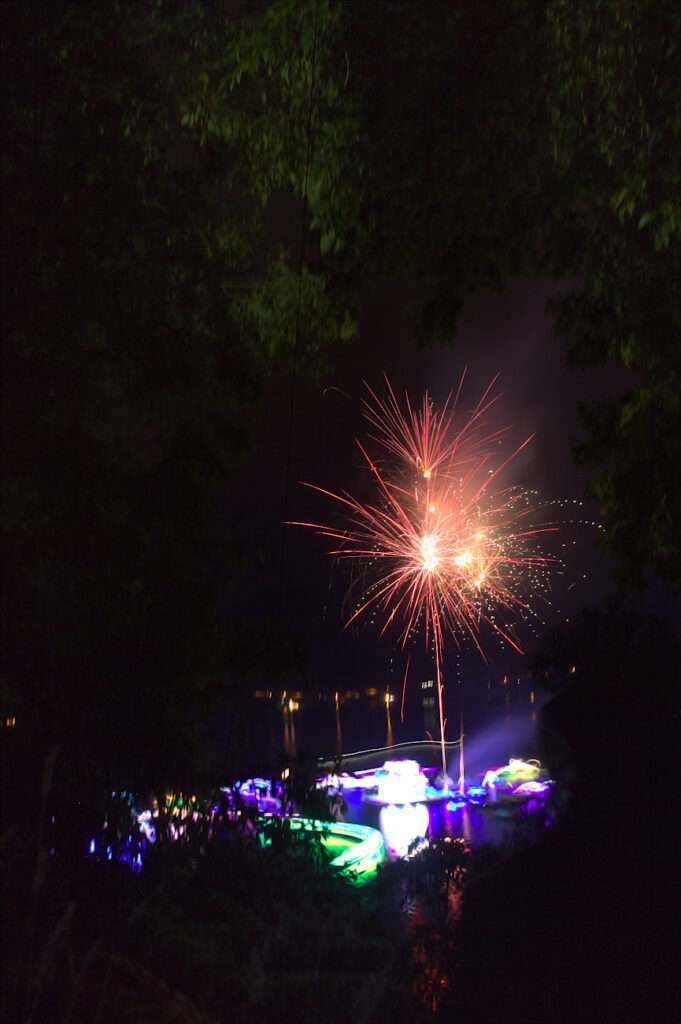 Fotografía de Paisaje Nocturno en La Cocha: Lanchas Iluminadas