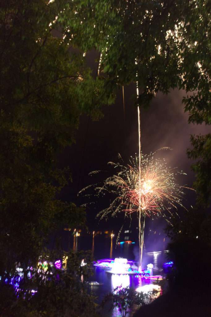 Fotografía de Paisaje Nocturno en La Cocha: Lanchas Iluminadas