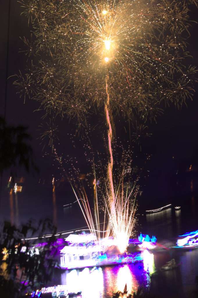 Fotografía de Paisaje Nocturno en La Cocha: Lanchas Iluminadas