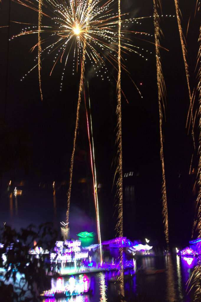 Fotografía de Paisaje Nocturno en La Cocha: Lanchas Iluminadas