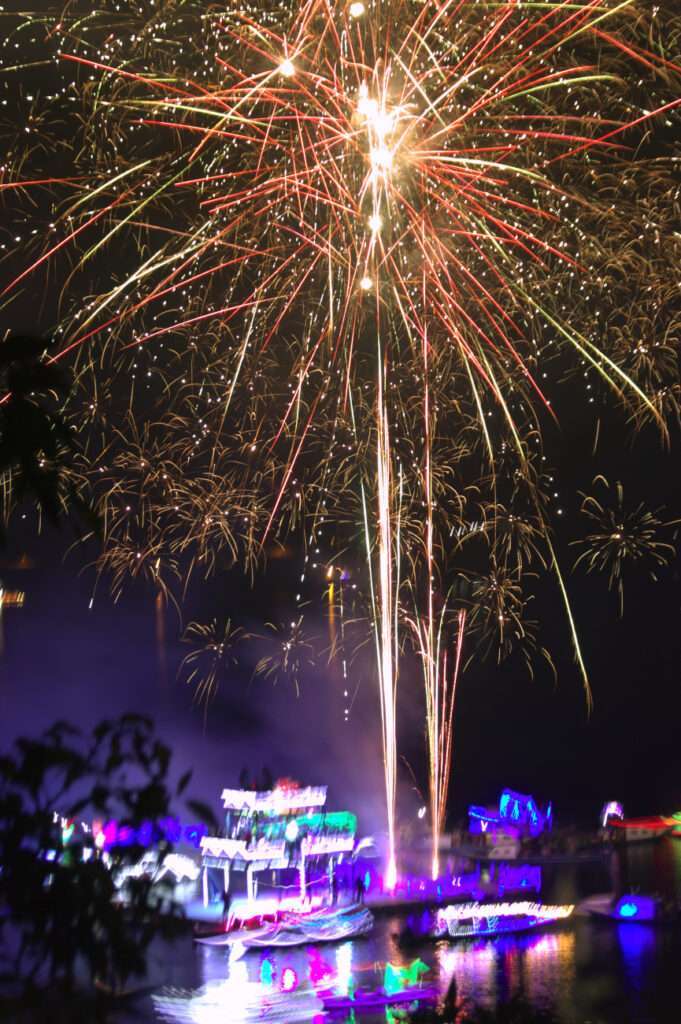 Fotografía de Paisaje Nocturno en La Cocha: Lanchas Iluminadas