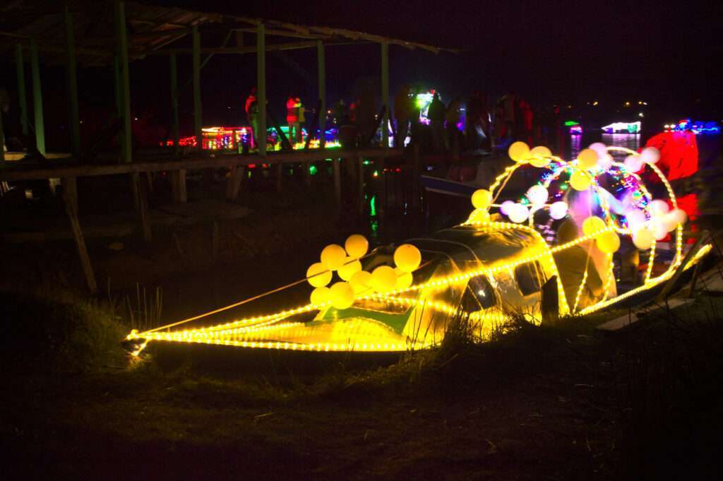 Fotografía de Paisaje Nocturno en La Cocha: Lanchas Iluminadas