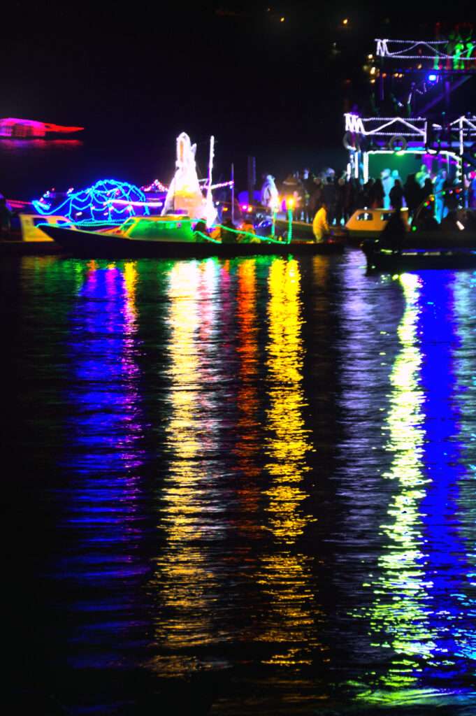 Fotografía de Paisaje Nocturno en La Cocha: Lanchas Iluminadas