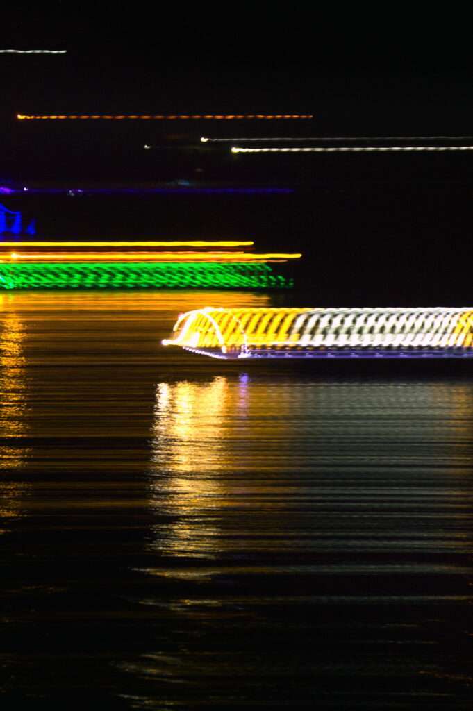Fotografía de Paisaje Nocturno en La Cocha: Lanchas Iluminadas