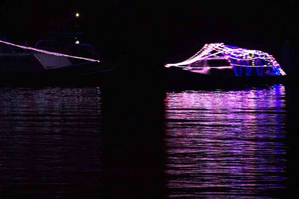 Fotografía de Paisaje Nocturno en La Cocha: Lanchas Iluminadas