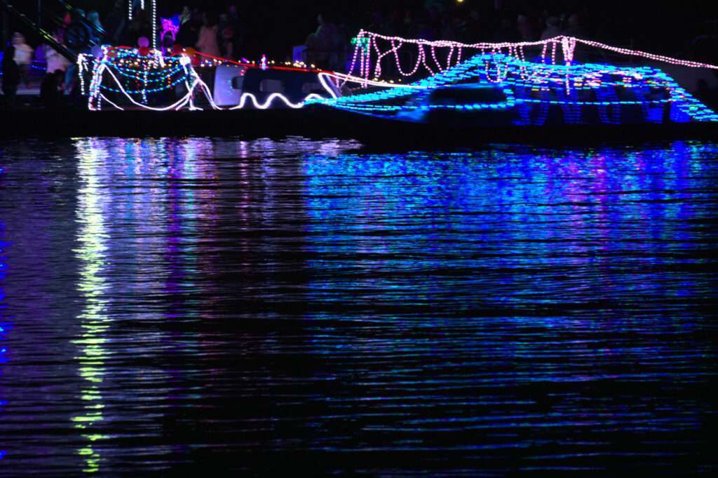 Fotografía de Paisaje Nocturno en La Cocha: Lanchas Iluminadas
