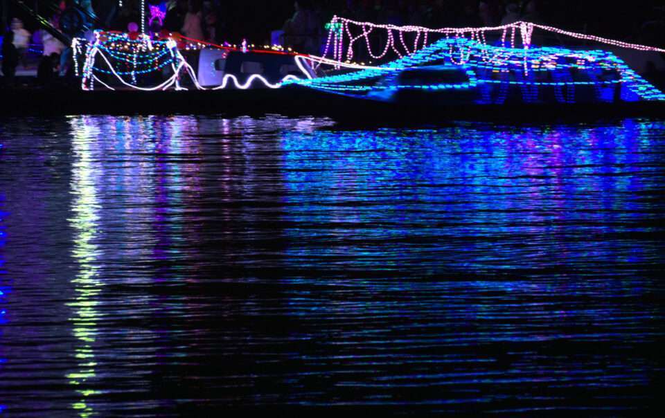 Fotografía de paisaje nocturno - Lanchas iluminadas - La Cocha - Elkin Vallejo -