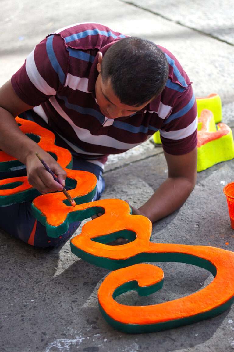 Trabajo de pintura manual - Carnaval de Negros y Blancos - Elkin Vallejo