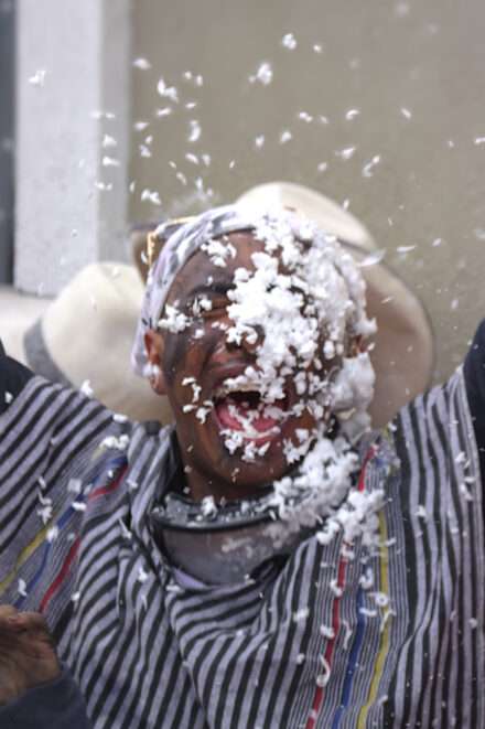Juego en el Carnaval de Negros y Blancos - Elkin Vallejo