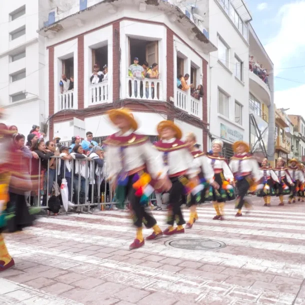 Desfile de colectivos coreográficos en el Canto a la Tierra del Carnaval de Negros y Blancos de Pasto - Elkin Vallejo