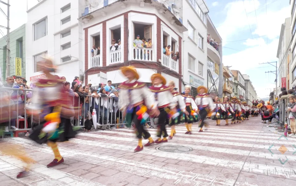 Desfile de colectivos coreográficos en el Canto a la Tierra del Carnaval de Negros y Blancos de Pasto - Elkin Vallejo